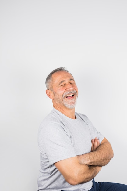 Homme souriant âgé aux yeux fermés