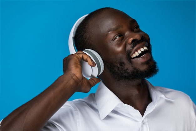 Homme souriant aime écouter de la musique