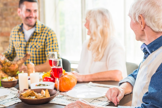 Homme souriant, assis à table, près, femme âgée, et, homme