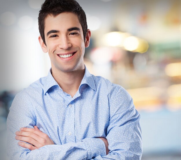 Homme souriant, les bras croisés