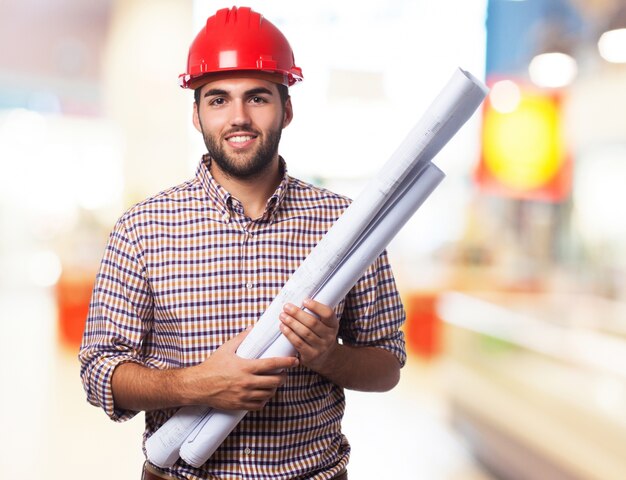 L&#39;homme souriant avec un casque rouge et quelques plans