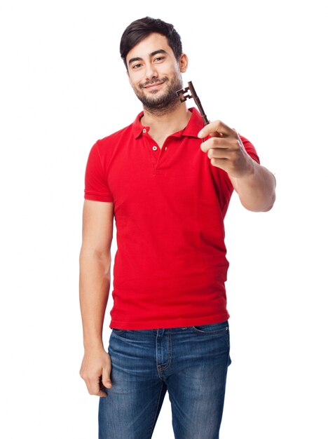 Homme souriant avec une clé dans sa main