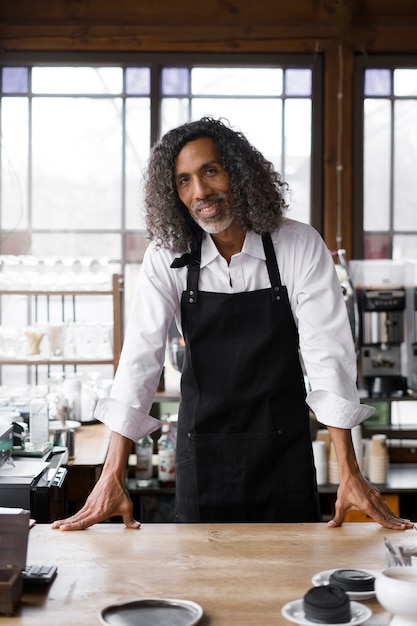 Photo gratuite homme souriant à coup moyen au magasin