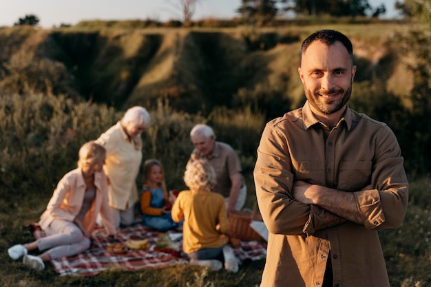 Homme souriant de coup moyen avec les bras croisés