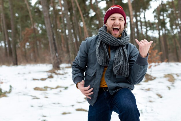 Homme souriant à coup moyen dans la nature