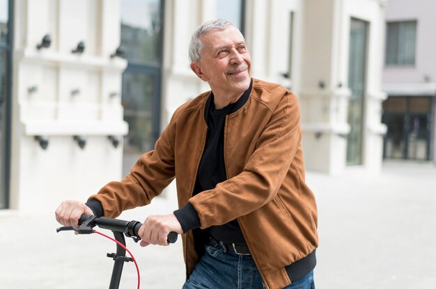 Homme souriant de coup moyen à l'extérieur