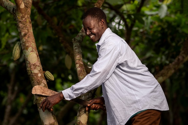 Homme souriant de coup moyen à l'extérieur