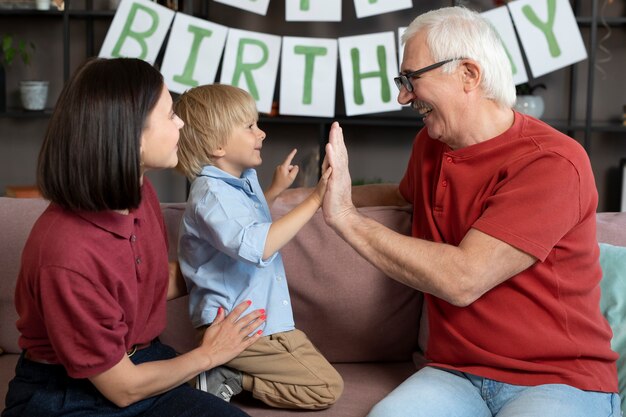 Homme souriant de coup moyen et grand-parent