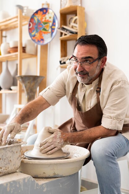 Homme souriant de coup moyen à l'intérieur