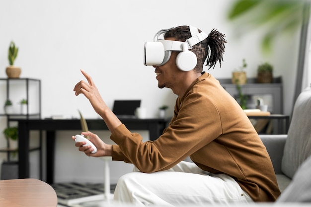 Homme souriant de coup moyen avec des lunettes vr