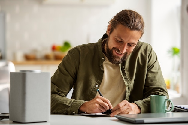 Photo gratuite homme souriant à coup moyen à la maison