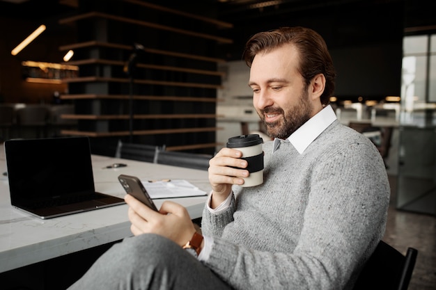 Homme souriant à coup moyen pendant la pause