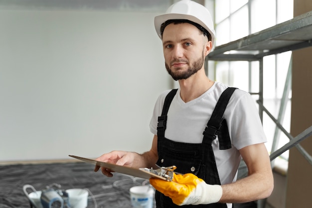 Photo gratuite homme souriant à coup moyen portant un casque