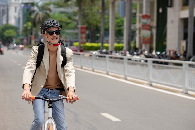 Photo gratuite homme souriant de coup moyen portant un casque