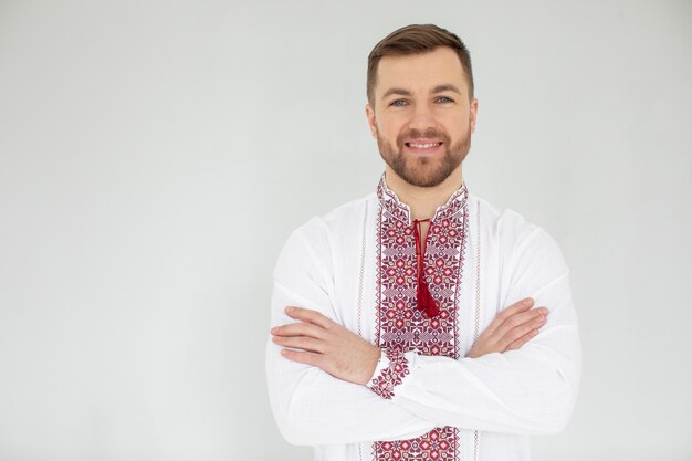 Homme souriant à coup moyen portant une chemise traditionnelle