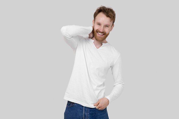 Homme souriant à coup moyen portant une chemise vierge