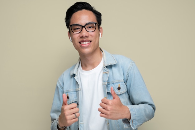 Photo gratuite homme souriant à coup moyen avec les pouces vers le haut