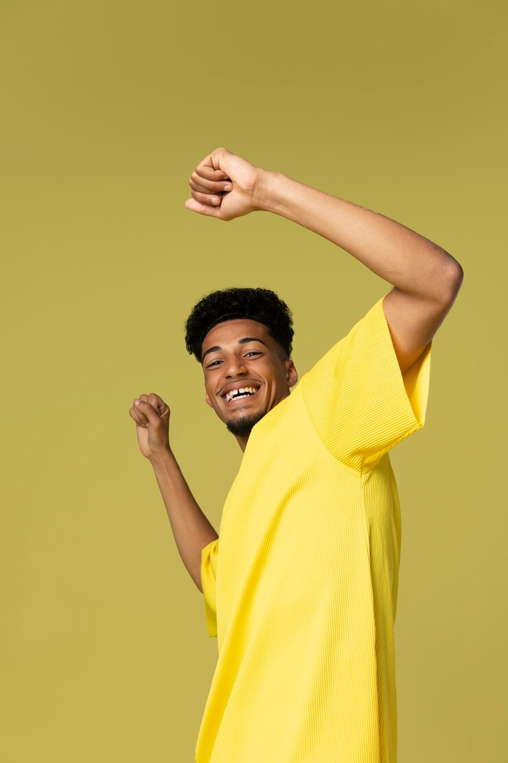 Photo gratuit homme souriant de coup moyen s'amusant