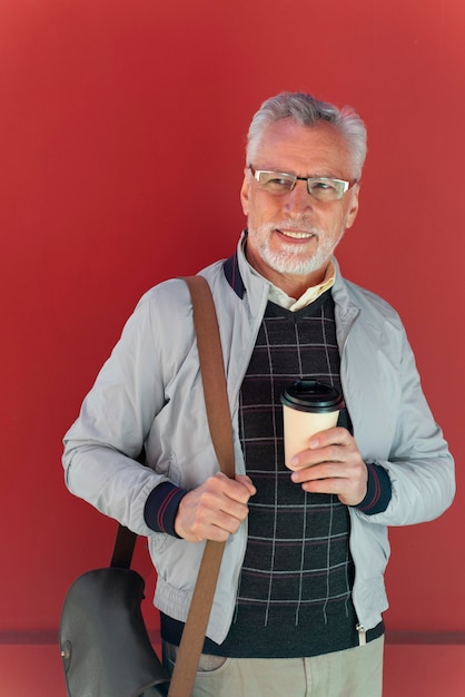 Photo gratuite homme souriant de coup moyen avec une tasse