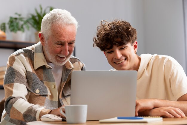 Homme souriant à coup moyen et