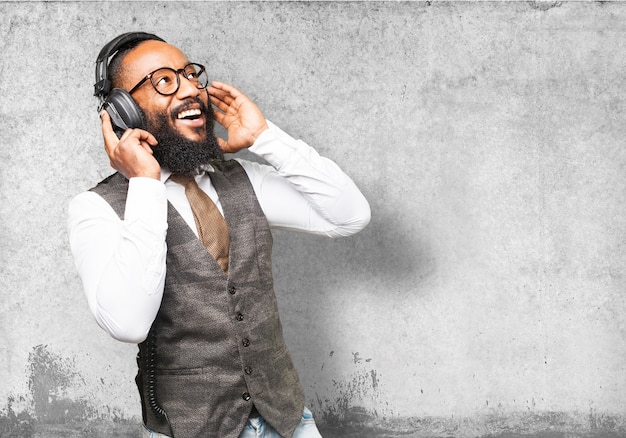 Homme souriant et écouter de la musique avec un casque