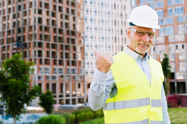 Homme souriant avec gilet et casque