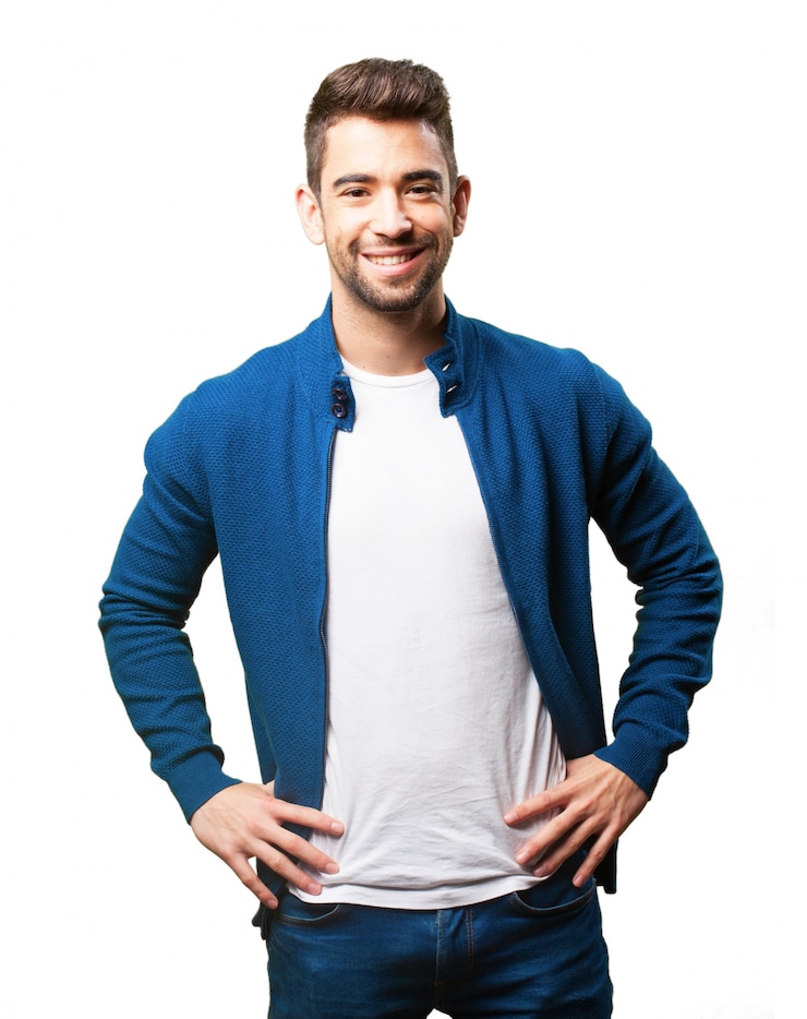Photo gratuit homme souriant avec les mains sur les hanches