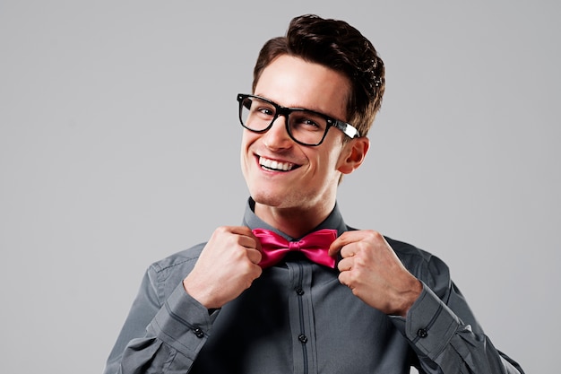 Homme souriant avec noeud papillon rose