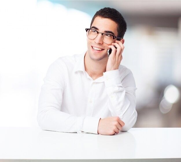 Homme souriant parler sur un smartphone