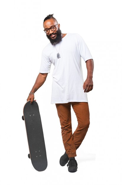 Homme souriant avec une planche à roulettes