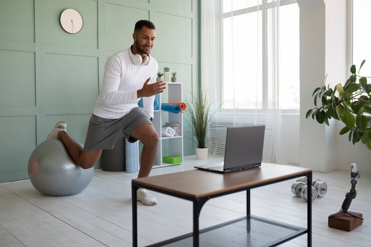 Photo gratuit homme souriant plein coup s'entraînant avec un ballon de gym
