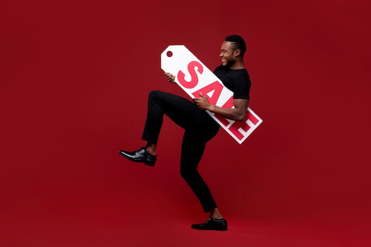 Photo gratuit homme souriant plein coup tenant une étiquette de vente