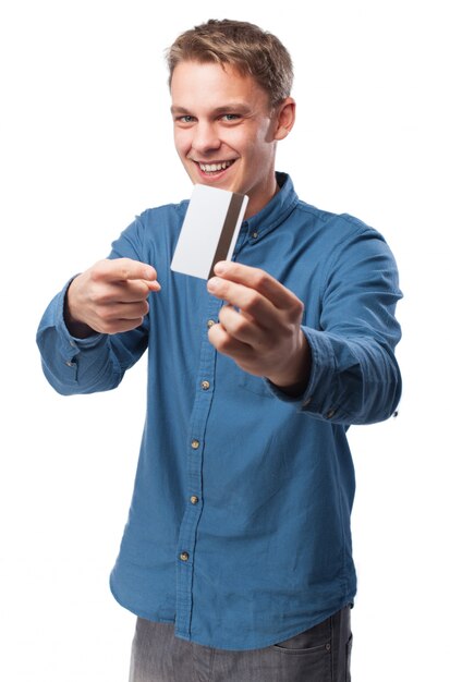 Homme souriant pointant sur une carte de crédit