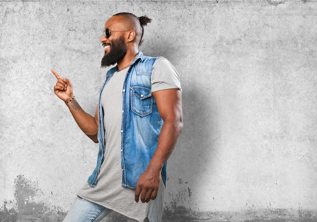 Photo gratuite homme souriant pointant vers un côté