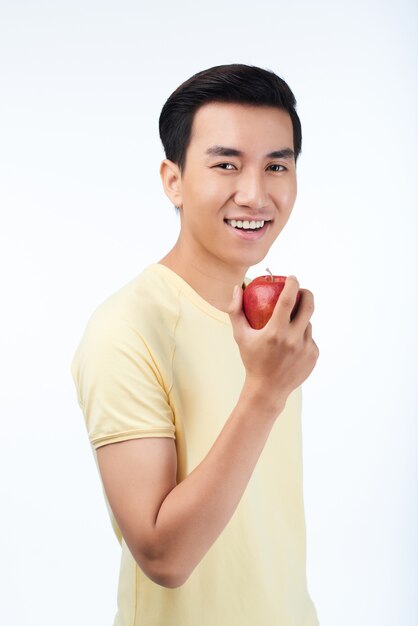 Homme souriant avec pomme rouge