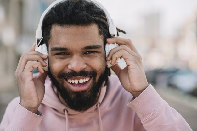 Homme souriant, porter, écouteurs