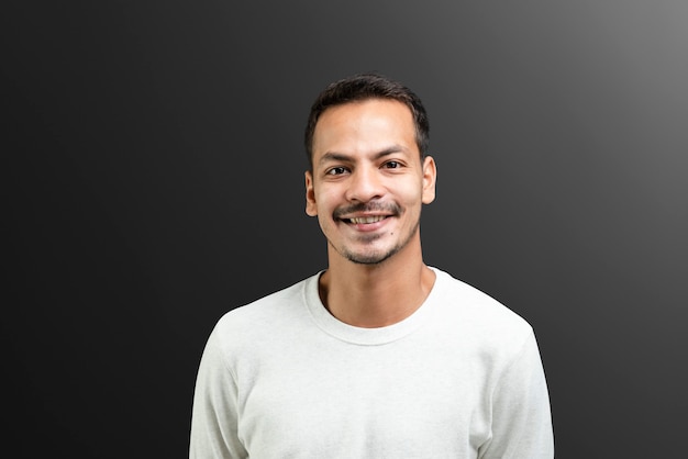 Homme souriant en portrait de tee-shirt à manches longues blanc