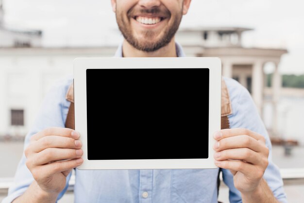 Homme souriant, projection, tablette numérique