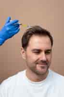 Photo gratuite homme souriant recevant une injection de prp