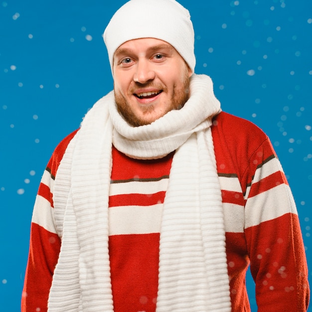 Photo gratuite homme souriant regardant la caméra tout en portant des vêtements d'hiver