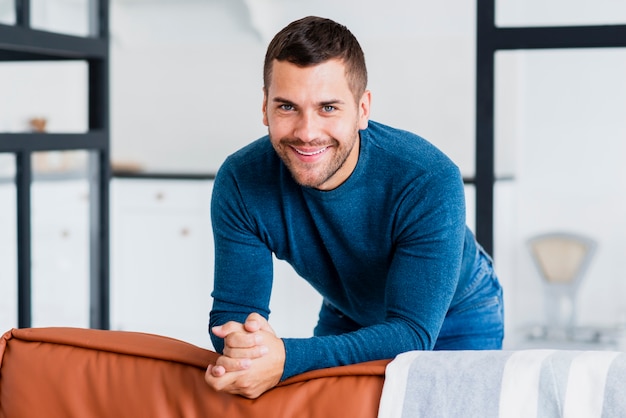 Homme souriant en regardant la caméra