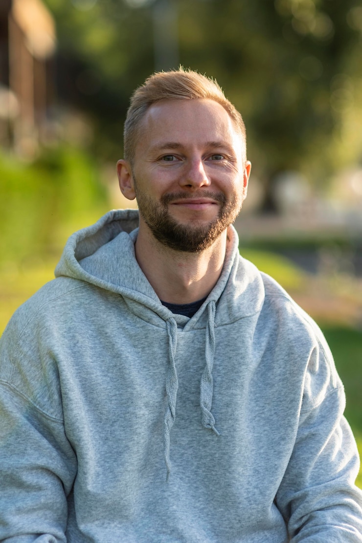 Photo gratuit un homme souriant se détend à l'extérieur.