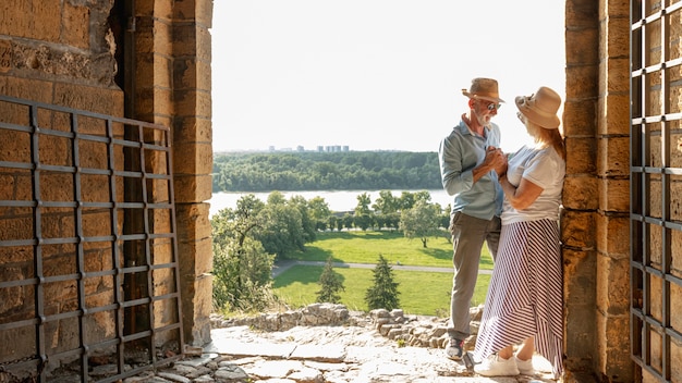 Photo gratuite homme souriant, serrant la main d'une dame