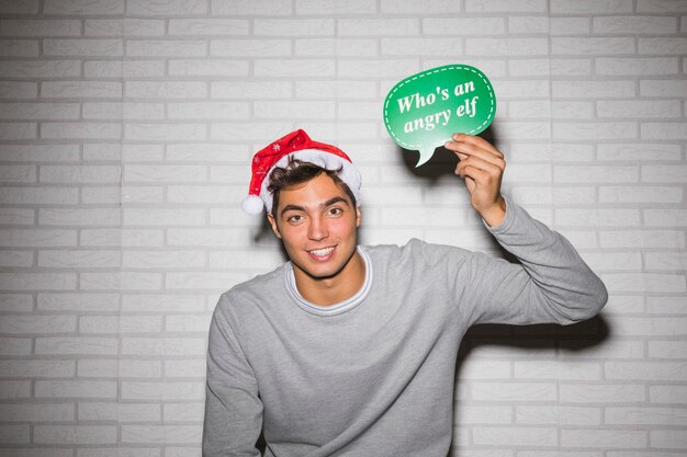 Homme souriant avec signe de Noël