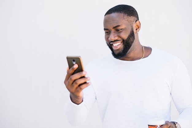 Homme souriant avec smartphone