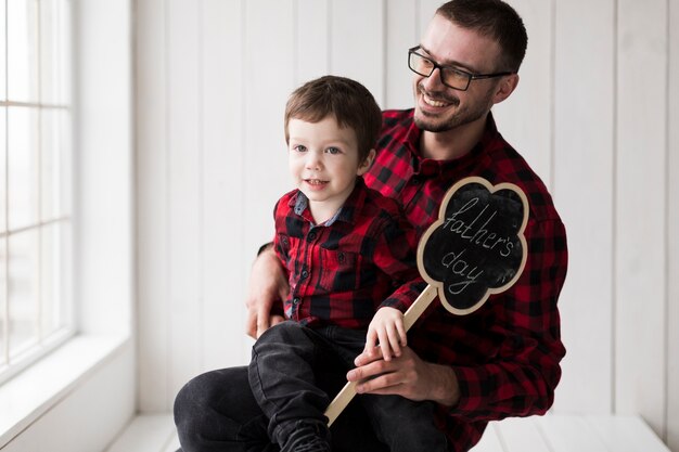 Homme souriant avec son fils le jour des pères