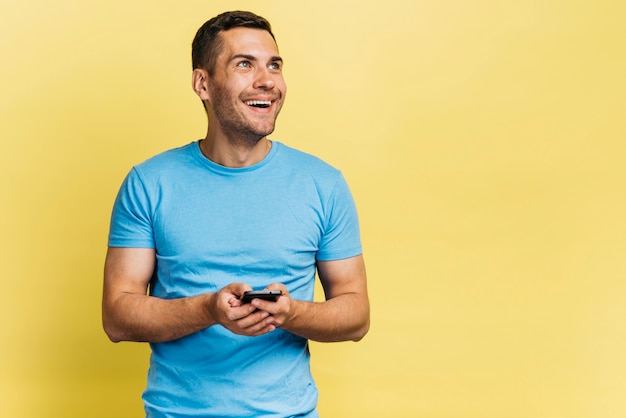 Photo gratuite homme souriant avec son téléphone