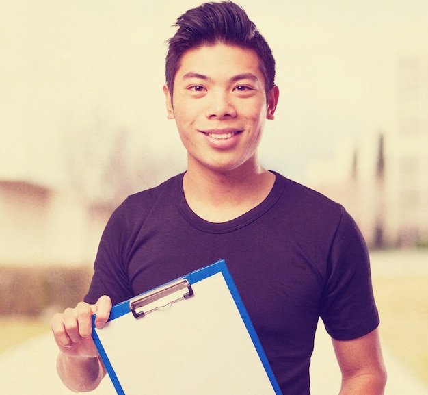 Homme souriant avec une table de bilan dans les mains