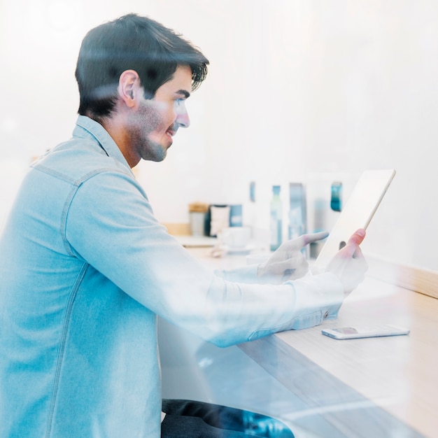 Homme souriant avec tablette