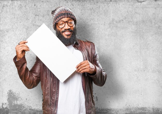 Homme souriant tenant un signe blanc